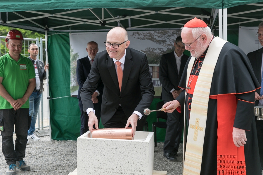 Hermann Sollfrank und Kardinal Marx bei der Grundsteinlegung