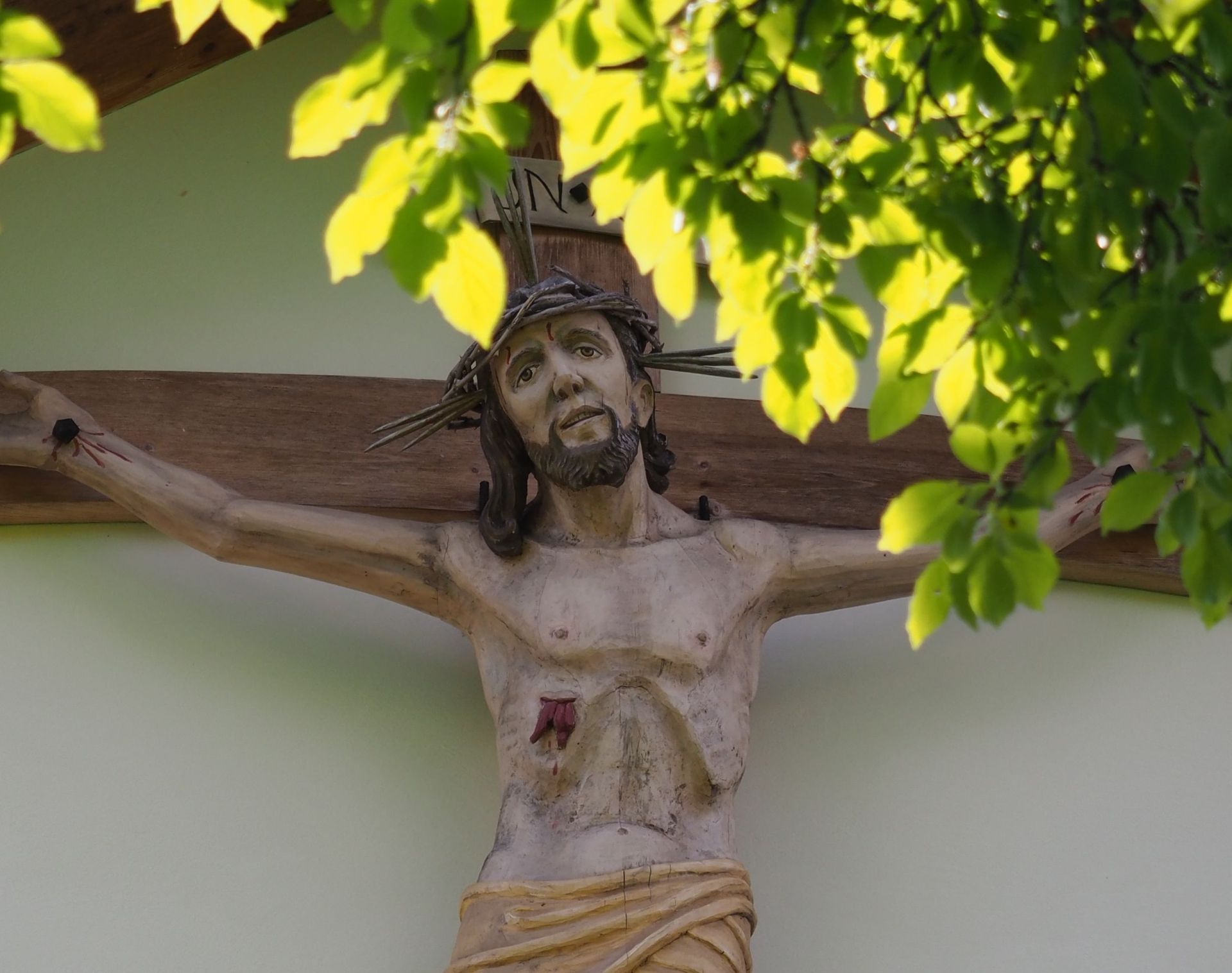 Detailaufnahme des Kreuzes am Pfarrhaus