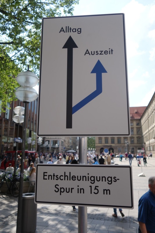 Schild Entschleunigung