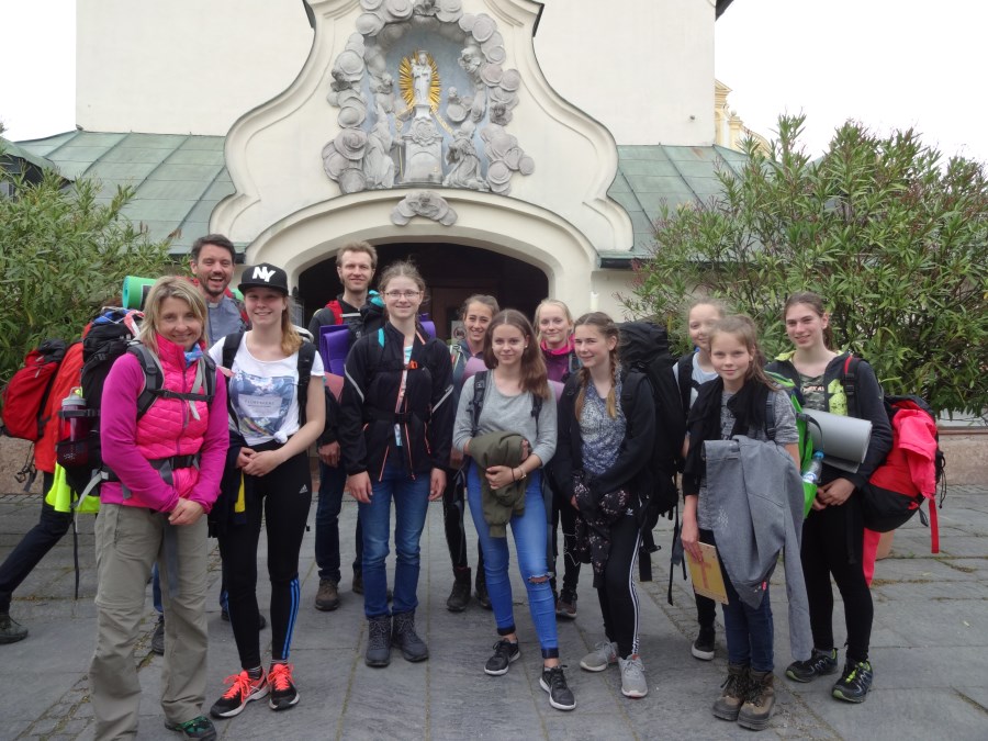 Gruppenfoto vor der Gnadenkapelle bei der Firmlings-Wallfahrt von Bischofswiesen nach Altötting