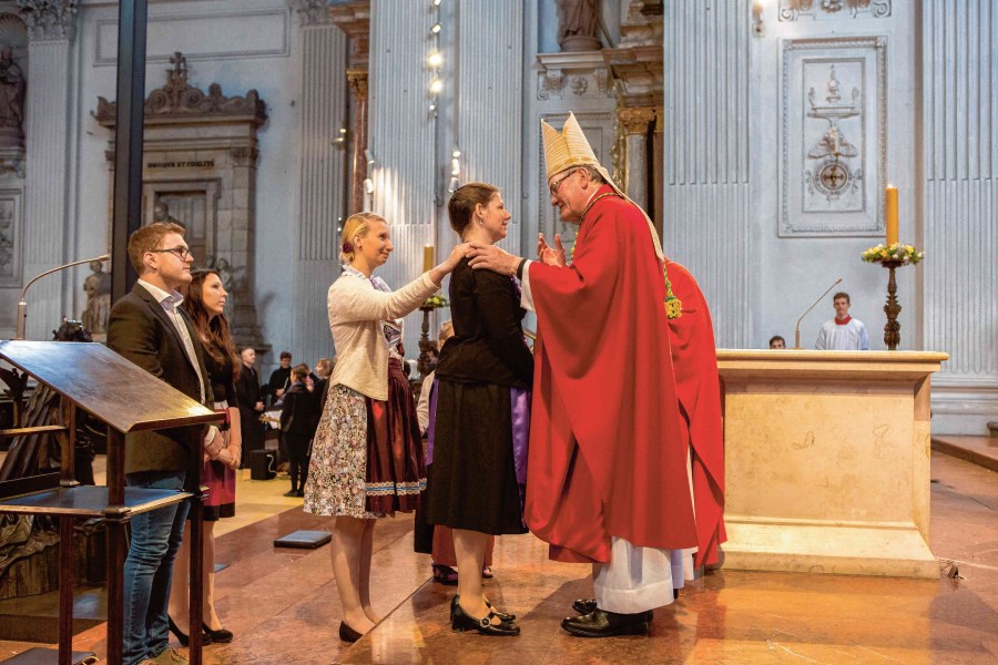 Erwachsenenfirmung in St. Michael München mit Weihbischof Haßlberger