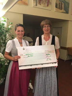 Spendenübergabe von Fr. Amler (li.) an Frau Kaehs.