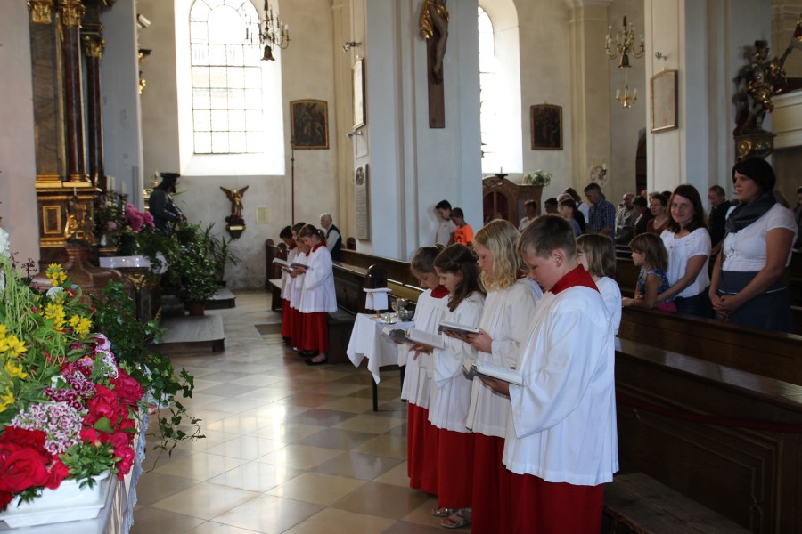 Noch stehen die MInis vor dem Altar.<br/>Zur Gabenbereitung dürfen sie ihren ersten Dienst verrichten.