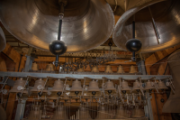 Glocken und Traktur des Carillons im Turm der Mariahilfkirche