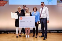 Gruppenbild Gewinner Schulpreis<br/>„Sparz – traditionell, weltoffen, sozial und ökologisch kompetent“<br/>Erzbischöfliche Maria-Ward-Mädchenrealschule, Traunstein-Sparz