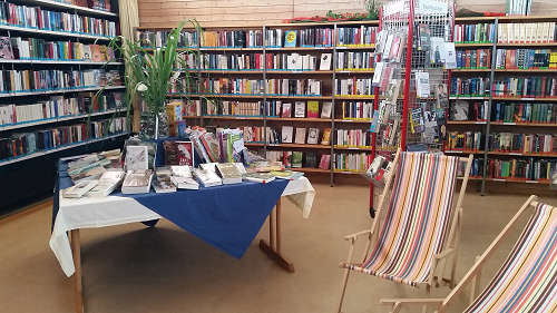 Büchertisch mit neu eingetroffenen Büchern zur Ferienzeit