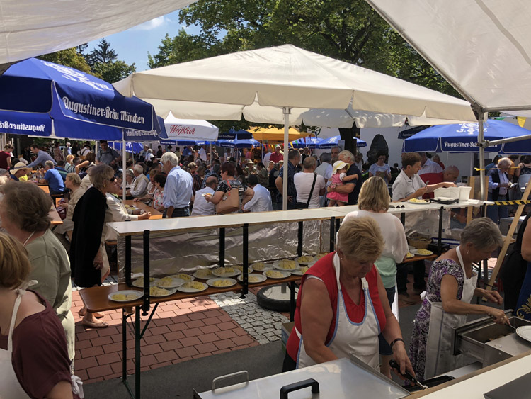 Festplatz mit Besucher (und hausgemachter Kartoffelsalat)