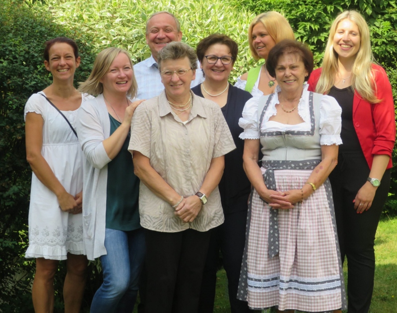 hinten von links: Stefanie Pellmaier, Franu Lohr, Sabine Allwang<br/>mitte von links: Monika Sonnhütter, Hedwig Fischer, Julia Kink<br/>vorne von links: Theresia Brunner, Charlotte Reichpietsch