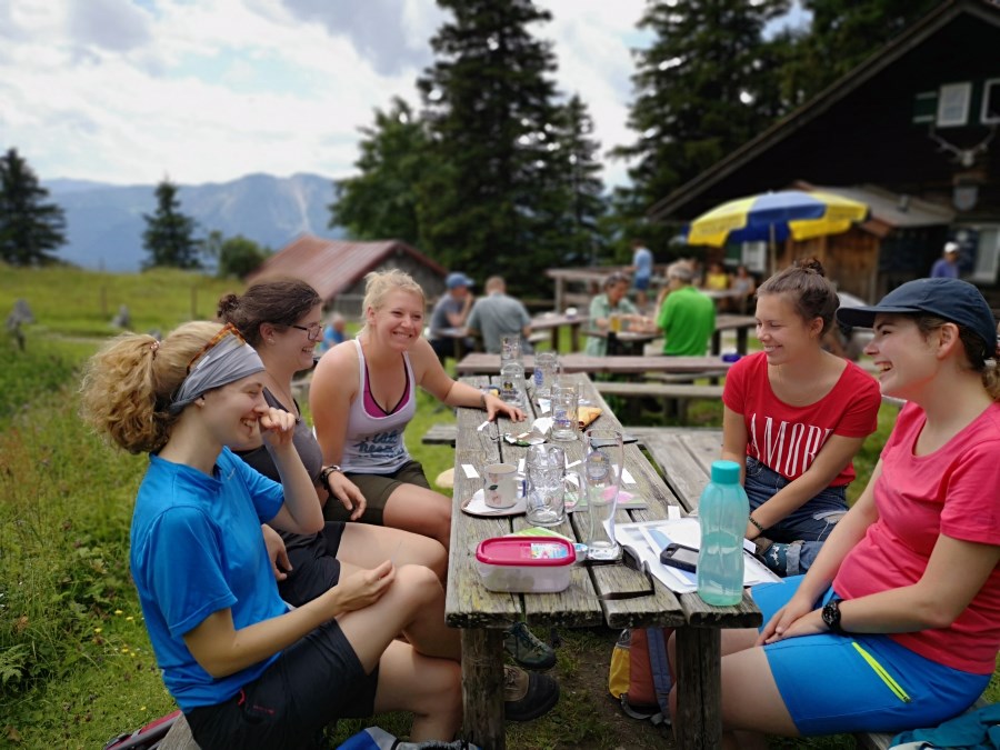junge Frauen nach einer Wanderung eingekehrt bei einer Hütte
