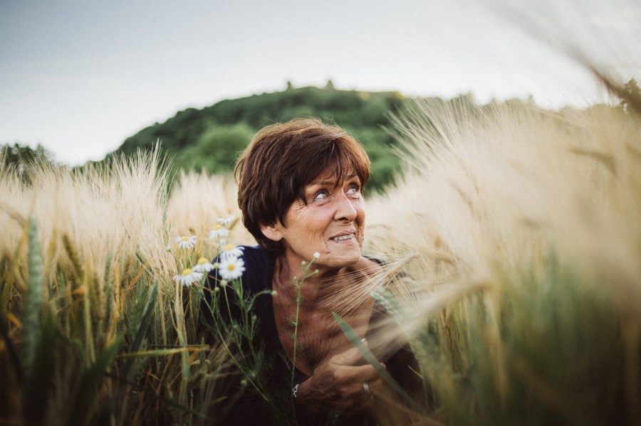 Portrait ältere Dame in Kornfeld