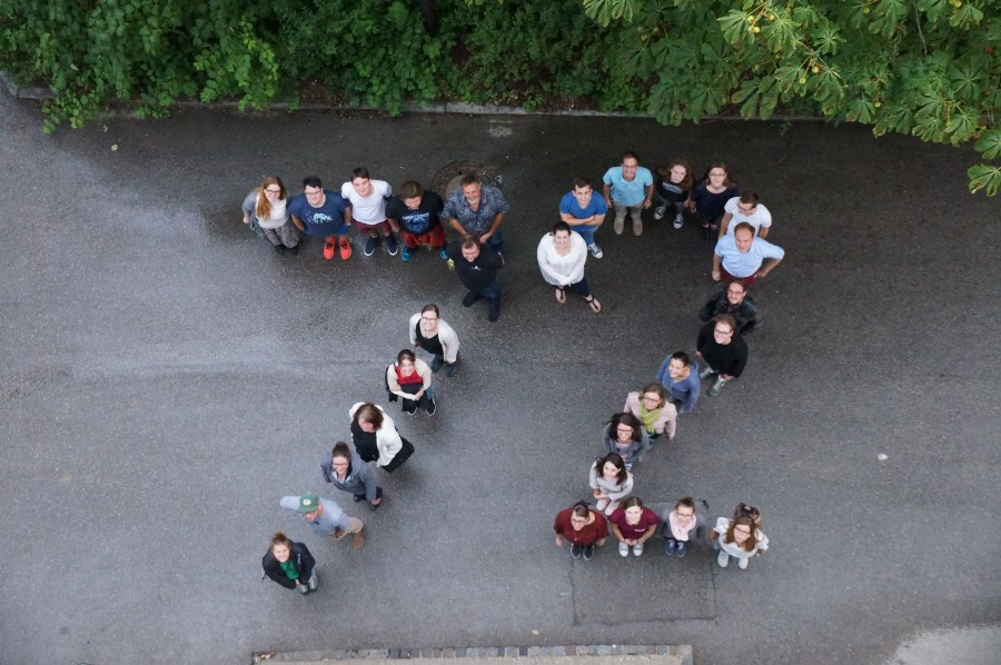 Vogelperspektive Menschen bilden eine große 72