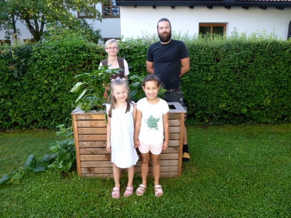 Frau Arnstadt mit Herrn Moser und Kindern beim Hochbeet