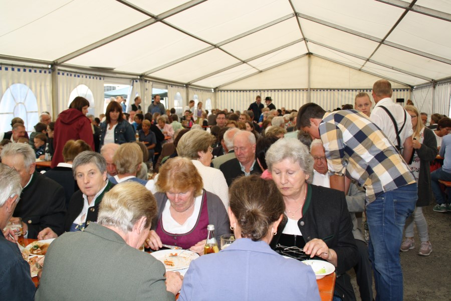 Das Festzelt war zum Mittagessen voll besetzt.