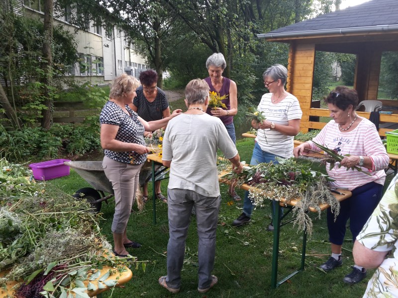 2018 Kräuterbuschen binden