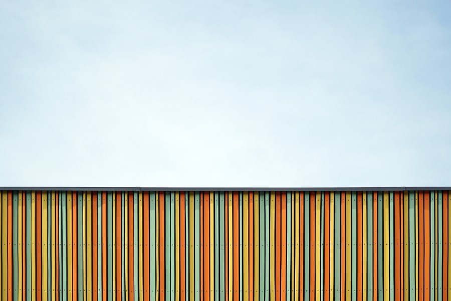 gestreifte wand unter hellblauem himmel