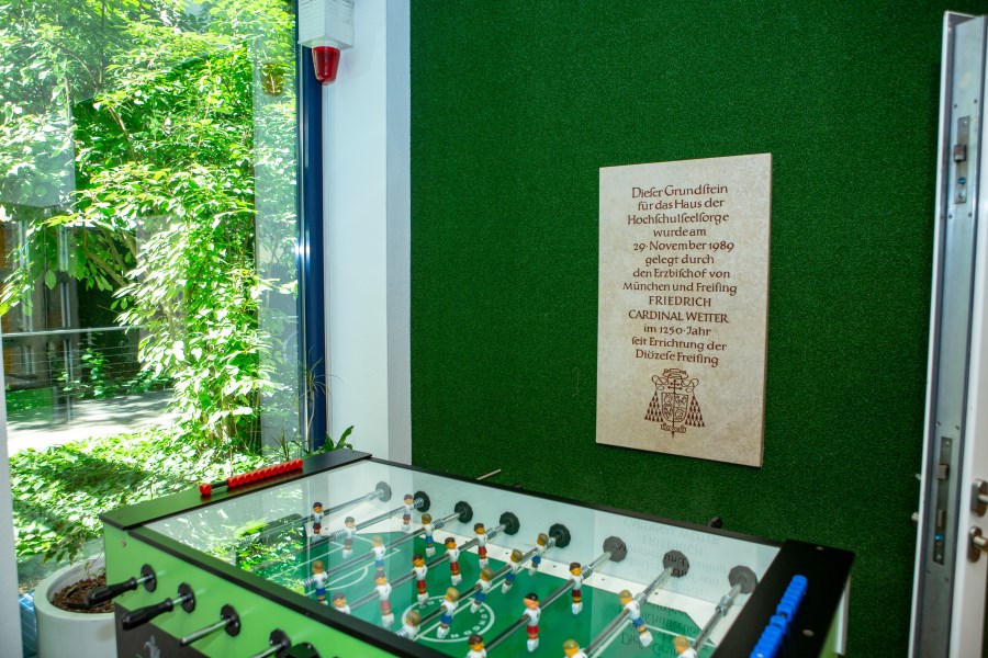 Kicker im Foyer