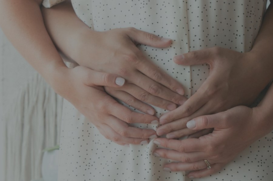 babybauch mit händen von mutter und vater